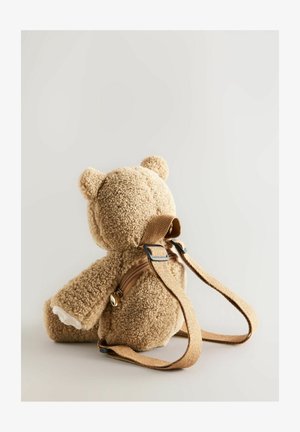 Brązowy plecak w kształcie misia, wykonany z pluszowego materiału o teksturowej powierzchni, z regulowanymi paskami i zamkiem błyskawicznym z tyłu.