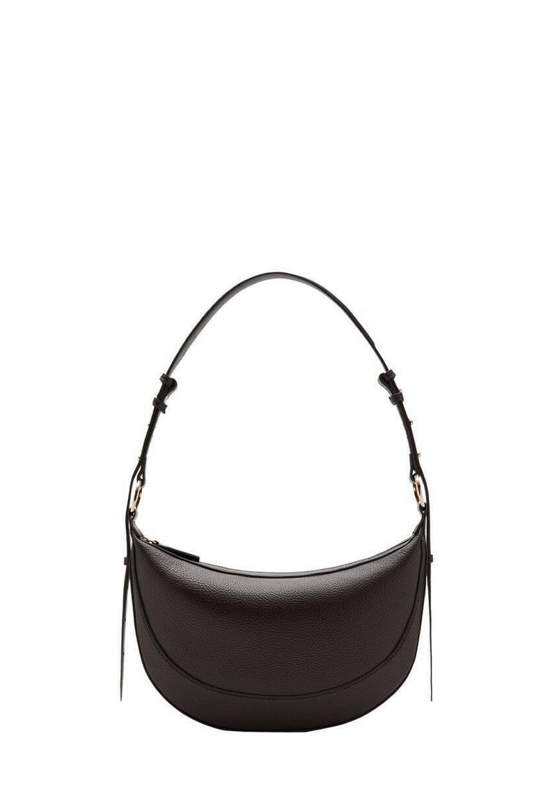 Bolso de piel marrón con forma curvada, correa de hombro ajustable y diseño minimalista. Superficie texturada sin hardware visible.