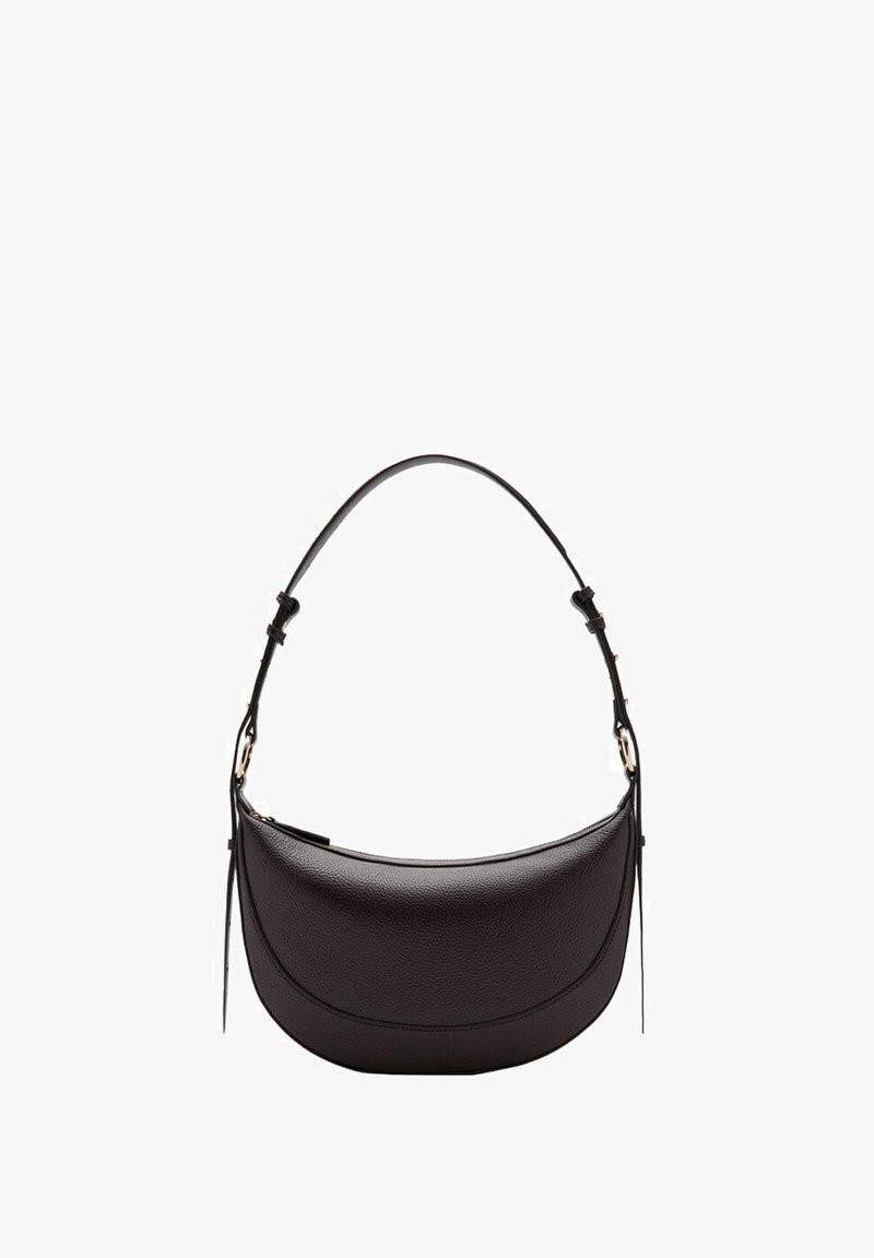 Bolso de piel marrón con forma curvada, correa de hombro ajustable y diseño minimalista. Superficie texturada sin hardware visible.