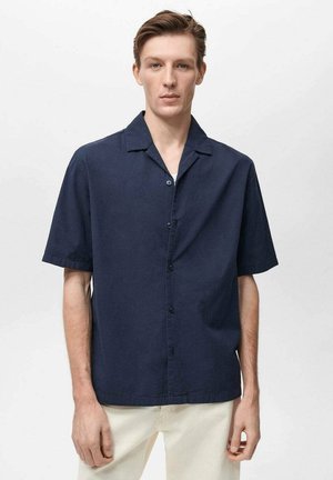 Korte mouwen, donkerblauwe button-up shirt van een gestructureerde stof. Voorzien van een kraag, voorzak en zwarte knopen. Eenvoudig ontwerp, casual pasvorm.