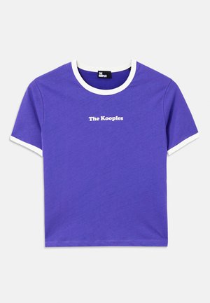 Lilla bomullst-skjorte med hvit ribbestrikket halslinning og ermehems, med "The Kooples"-logoen trykt i hvitt på forsiden.