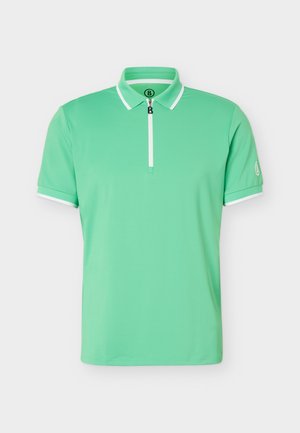 Polo vert à manches courtes avec bordure blanche sur le col et les poignets, fermeture éclair avant avec tirette noire, et logo sur la manche gauche.