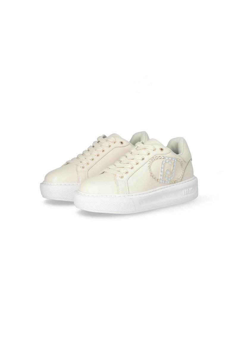 Sneakers bianche in pelle con stringhe, punta rotonda e suola piattaforma. Presentano un logo decorativo con perle sul lato. Texture liscia.