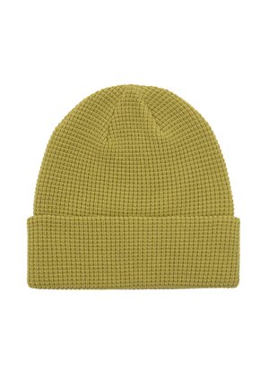 Stickad olivgrön beanie-hatt med vikbar kant och våffeltextur, isolerad på en vit bakgrund.
