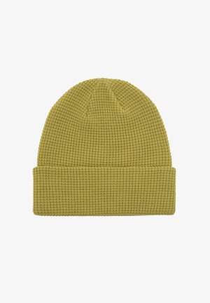 Bonnet en tricot vert olive avec un revers replié et une texture gauffrée, isolé sur fond blanc.