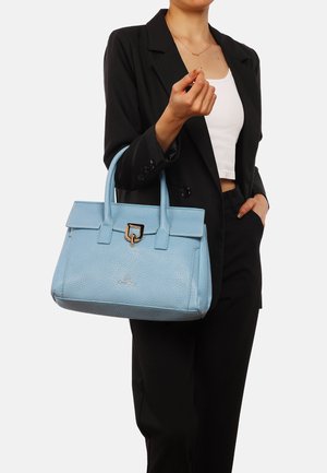 Borsa a mano in pelle azzurro chiaro con finitura testurizzata, caratterizzata da una forma strutturata, doppio manico e chiusura a scatto in tonalità oro.