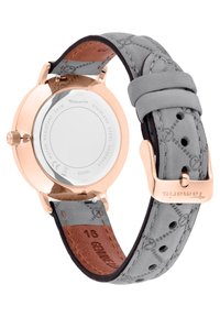 Montre en acier inoxydable couleur or rose avec un bracelet en cuir gris présentant un motif embossé et une sous-couche marron, maintenue par une boucle en métal.