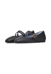 Ballerine in pelle nera con punta affusolata, caratterizzate da due cinturini regolabili con fibbie dorate e una finitura liscia e texture.
