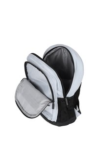 Zaino con esterno in tessuto grigio e dettagli neri, dotato di doppie cerniere, un ampio scomparto principale e una tasca frontale più piccola.