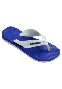 Chanclas de goma azules con correas de goma blancas, plantilla texturizada, detalles ligeramente elevados y acento del logo en la correa. Suela beige.