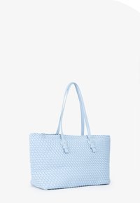 Lichtblauwe geweven totebag met twee lange, platte handvatten en een rechthoekige vorm met gestikte randen en een subtiele glans.