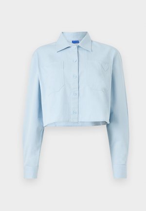 Helles blaues, kurzes Hemd aus weichem Baumwollstoff. Verfügt über einen punktierten Kragen, eine Frontknopfleiste, zwei Brusttaschen und eine Herzstickerei auf einer Tasche.