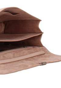 Binnenkant van een beige suède handtas met drie vakken, een vak met ritssluiting en gladlederen accenten. Zachte textuur, minimalistisch ontwerp.