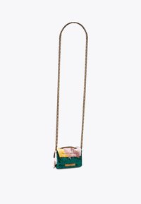 Piccola borsa a tracolla con tracolla a catena. Presenta un patchwork di materiali verdi, rosa, gialli e testurizzati. Dettagli in hardware dorato.