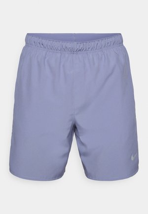 Nike šortky ve světle fialové barvě, vyrobené z hladkého materiálu, s elastickým pasem a malým stříbrným logem v dolním pravém rohu.