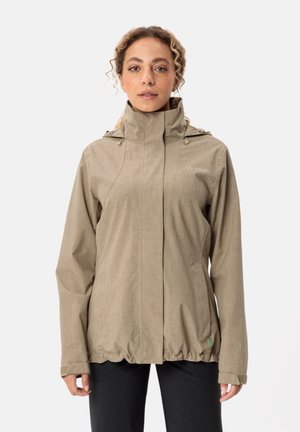 Giacca beige, resistente all'acqua, con colletto alto, stringhe regolabili, due tasche laterali e orlo elastico. Texture liscia, branding minimale.