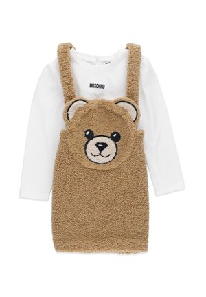 Abito in felpa marrone con design di faccia d'orso. Camicia interna a maniche lunghe bianca con logo "Moschino". Accenti a forma d'orso sulle spalline. Texture morbida.