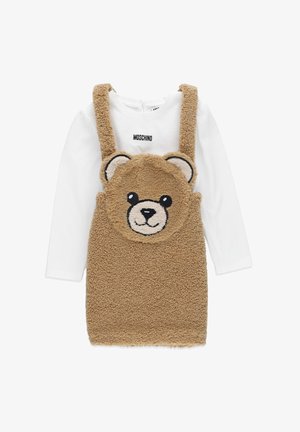 Abito in felpa marrone con design di faccia d'orso. Camicia interna a maniche lunghe bianca con logo "Moschino". Accenti a forma d'orso sulle spalline. Texture morbida.