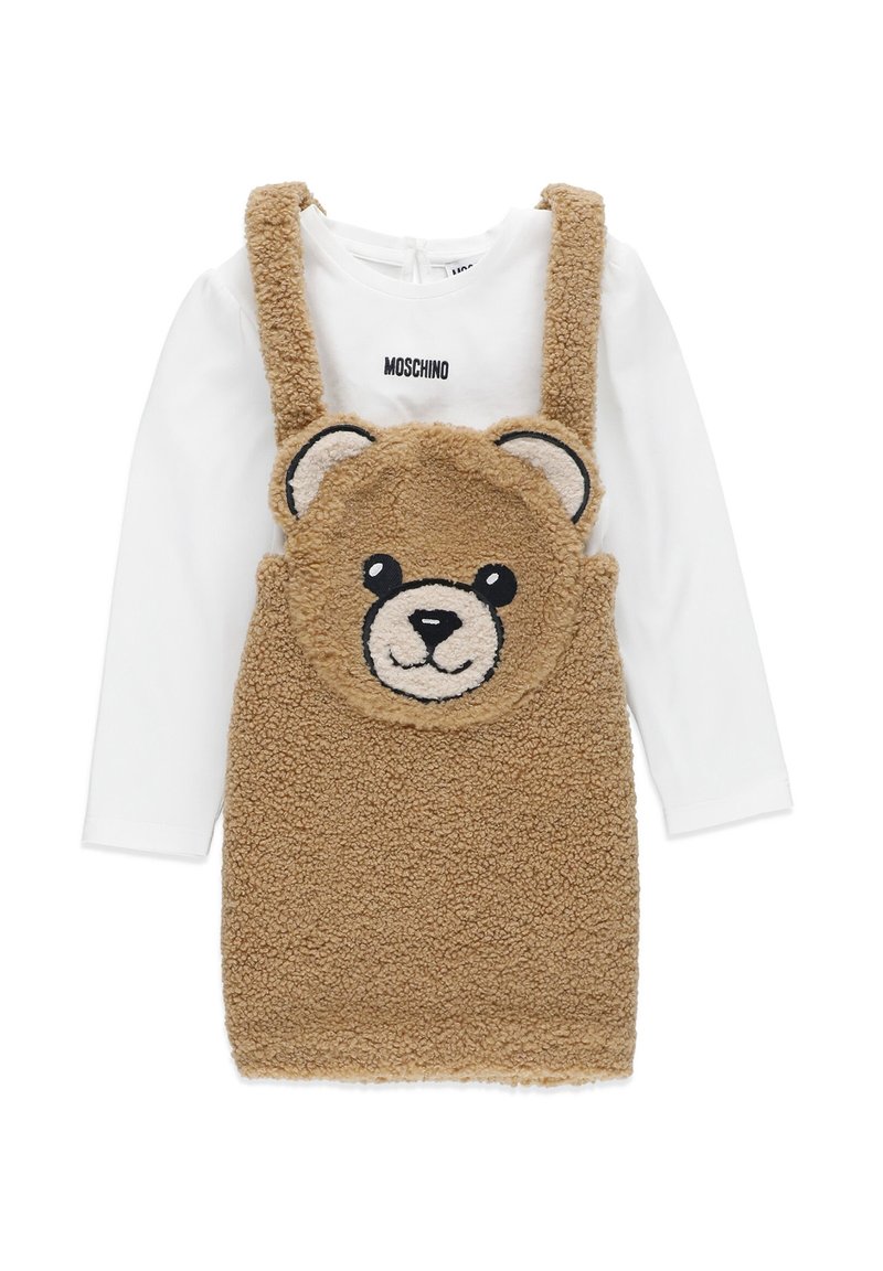 Abito in felpa marrone con design di faccia d'orso. Camicia interna a maniche lunghe bianca con logo "Moschino". Accenti a forma d'orso sulle spalline. Texture morbida.