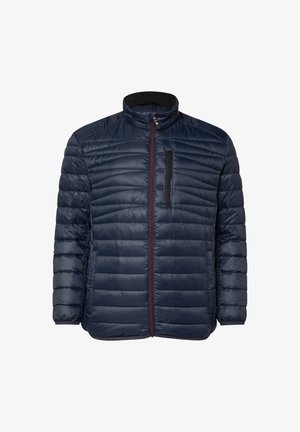 Marineblaue Steppjacke mit hohem Kragen, horizontalem Steppmuster, rotem Reißverschluss und einer Reißverschlusstasche auf der linken Brustseite. Glatte, glänzende Textur.