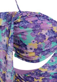 Multifarvet blomstret bikini-top med rynket stof i nuancer af lilla, grøn og gul; har justerbare stropper og blød tekstur.