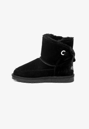 Stivaletti alla caviglia neri in suede con morbida fodera in pelliccia, suola piatta in gomma e dettagli decorativi a fiocco sul retro. Design semplice e profilo basso.
