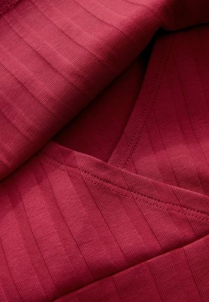Piros bordázott szövet lágy tapintással, V-nyak kialakítással és átfedő részlettel, finom varrási vonalakkal kiemelve.