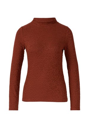 Haut à col roulé à manches longues de couleur rouille avec un motif léopard subtil et une silhouette ajustée sur un fond blanc.
