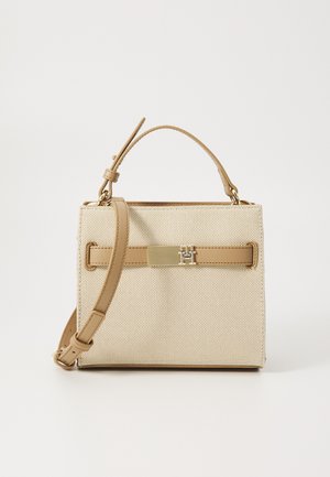 Beige geweven handtas met een tan leren riem, handvat en een horizontale accent met een kleine metalen sluiting op een witte achtergrond.