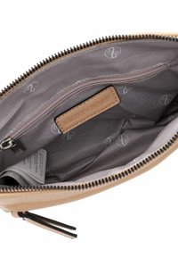 Pochette in pelle beige con chiusura a zip e hardware nero. L'interno presenta un tessuto grigio con un motivo a logo ripetuto e una piccola tasca con zip.