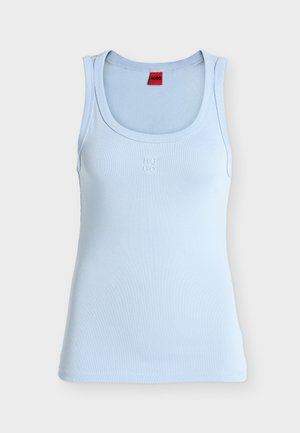 Svetlomodrý tielkový top bez rukávov s okrúhlym výstrihom, so malým bielym vyvýšeným logom „HUGO“ na hrudi a červenou štítkou vo vnútri goliera.