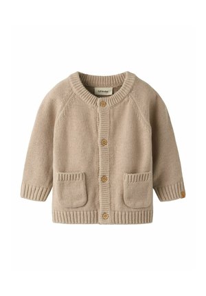 Cardigan de bebé beige de punto con cuello redondo, mangas largas, cuatro botones de madera y dos bolsillos delanteros.