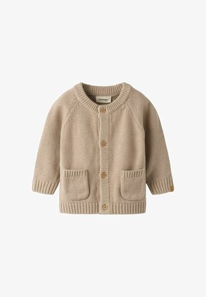 Beige gestricktes Baby-Cardigan mit rundem Ausschnitt, langen Ärmeln, vier Holzknöpfen und zwei Fronttaschen.