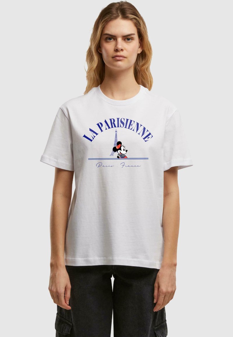 Weißes Baumwoll-T-Shirt mit blauem "LA PARISIENNE"-Text und einer Grafik des Eiffelturms, sowie einer kleinen Mickey-Maus-Illustration in der Mitte.