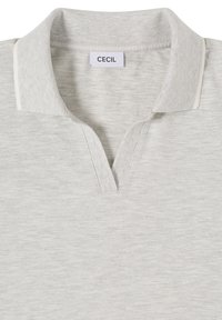 Polo gris clair avec col côtelé doux, col en V ouvert, et une étiquette de marque "CECIL" cousue à l'intérieur du col.