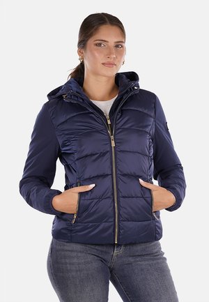 Giubbotto imbottito blu navy con cappuccio, chiusura con cerniera e tasche laterali. Presenta una texture trapuntata e dettagli in hardware dorato.