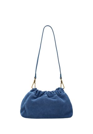 Blauwe suède schoudertas met een geplooide bovenzijde en afneembare riem, voorzien van sluitingen in goudkleurige uitvoering.