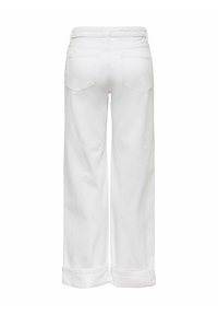 Valged kõrge vöökohaga laia lõikega teksad, millel on mansetid ja tagataskud, vaadatuna tagant, ühevärvilisel valgel taustal.