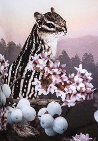 Koszulka graficzna z wiewiórką na tle gradientowym, otoczoną różowymi kwiatami i białymi jagodami, z detalicznymi wzorami futra.