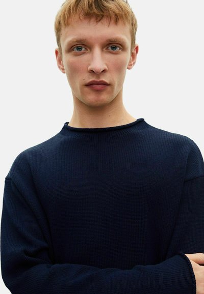 Marineblauer Strickpullover mit Rundhalsausschnitt, lässiger Passform und gerippter Textur. Verfügt über lange Ärmel und minimalistische Details.