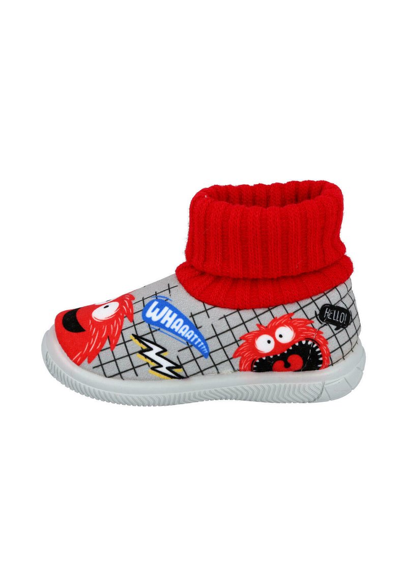 Bota gris tipo slip-on con cuello acanalado rojo. Presenta diseño de personaje de dibujos animados, parches coloridos y suela de goma texturizada para mayor adherencia.