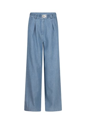 Pantalon large taille haute bleu à rayures verticales, avec plis sur le devant, passants pour ceinture et ceinture à boucle géométrique argentée.