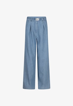 Pantalon large taille haute bleu à rayures verticales, avec plis sur le devant, passants pour ceinture et ceinture à boucle géométrique argentée.