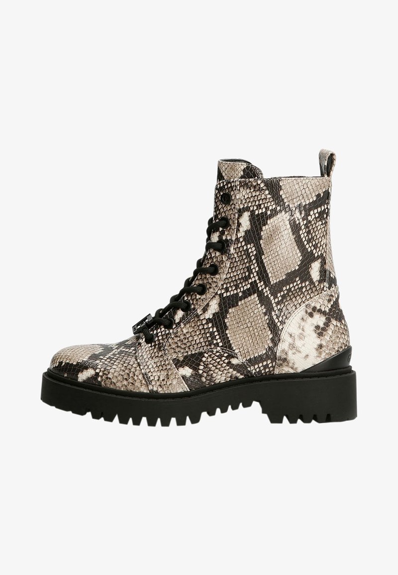 Botte montante à lacets avec semelle noire et texture beige à motif peau de serpent marron.