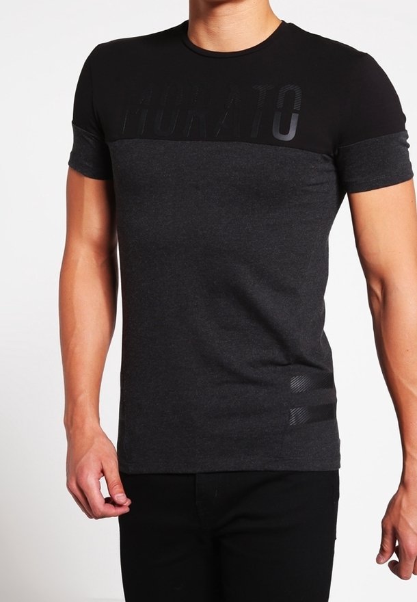 Černé triko s krátkým rukávem, s texturovaným horním dílem a hladkým dolním dílem, s úzkým střihem a jemnými pruhovanými detaily.