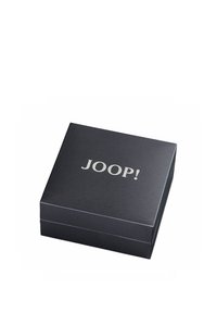 Caja de regalo rectangular negra con una superficie texturizada y un logo plateado "JOOP!" en la parte superior. La caja tiene una tapa con bisagra y una construcción robusta.