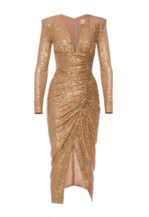 Vestito a maniche lunghe con paillettes color oro rosa, scollo profondo a V, vita arricciata e spacco asimmetrico frontale, silhouette aderente.