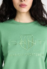 GANT TONAL SHIELD C NECK - Sweatshirt - seacrest green