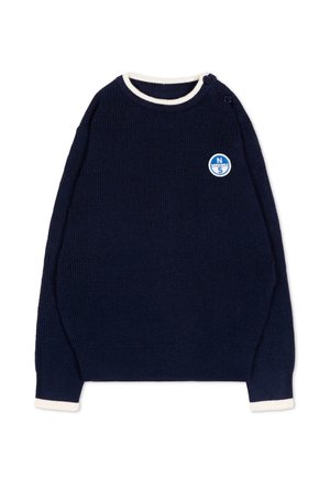 Granatowy sweter prążkowany z białym wykończeniem na kołnierzyku i mankietach, zapinany na guziki na ramieniu oraz małe okrągłe logo North Sails na lewej piersi.