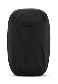 Czarny plecak o eleganckim, zaokrąglonym kształcie. Wykonany z trwałego materiału. Posiada minimalne logo w białym kolorze. Gładka tekstura, bez wyraźnych detali.